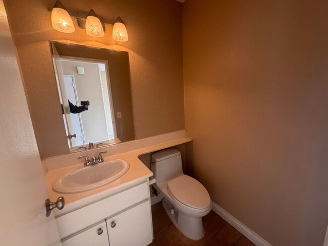 Building Photo - Beautiful Two Story Condo located In Oceanside!