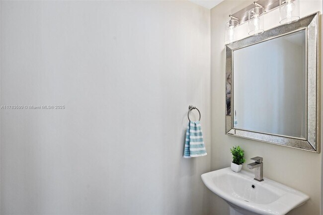 Building Photo - 1300 Brickell Bay Dr