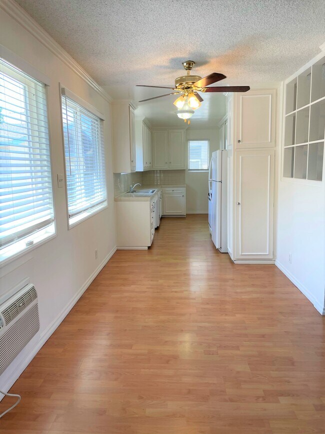 Building Photo - 4916 Hazeltine Ave