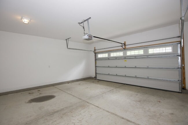 Building Photo - Beautiful home in Gated Community of Woodlake