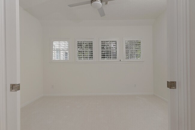 Building Photo - 122 E Lansdowne Cir