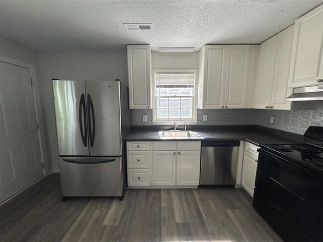 Building Photo - Charming and Affordable Upstairs Duplex – ...