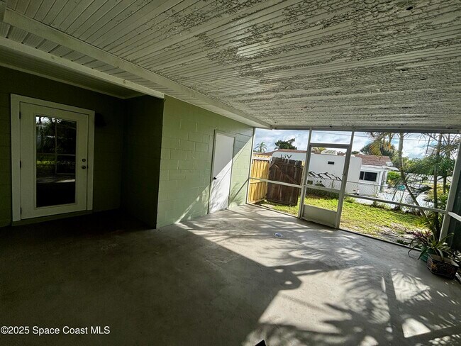 Building Photo - 1525 Island Dr