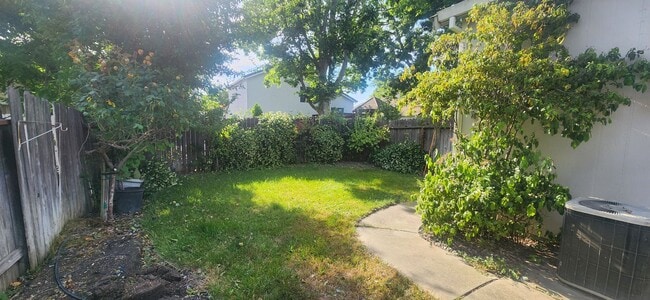 Building Photo - 3 Bedroom Home in Quaint Gated Community in Elk Grove