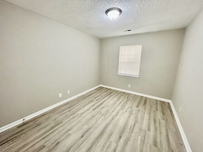 Building Photo - 4304 Chalet Cir