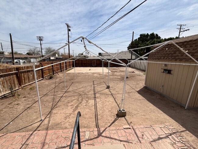 Building Photo - 320 N Imperial Ave