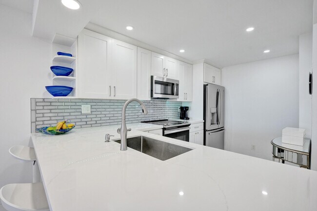 Building Photo - 6 Royal Palm Way