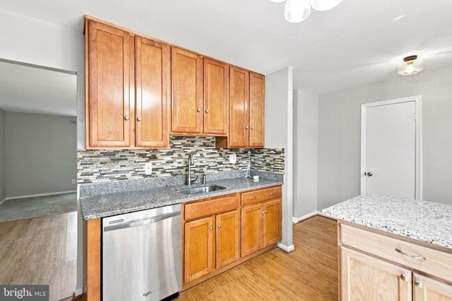 Building Photo - 8346 Stationhouse Ct