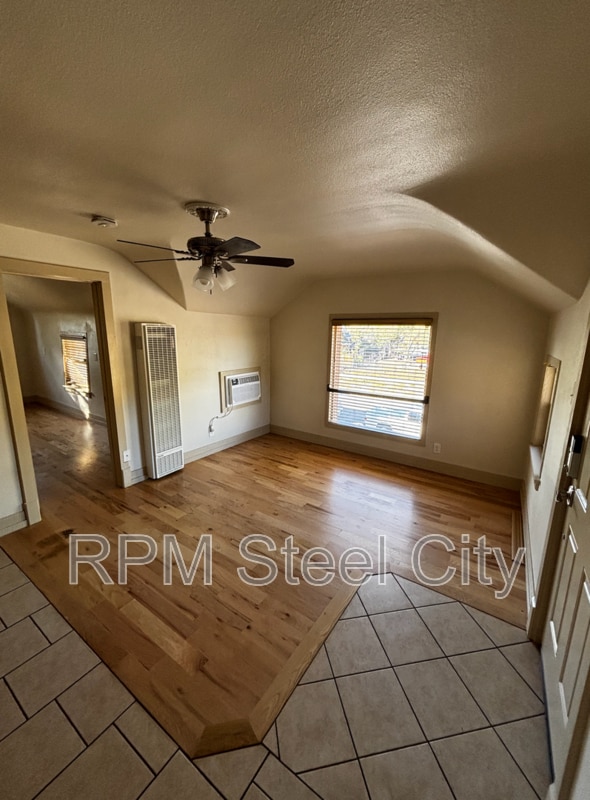 Building Photo - 902 W 11th St