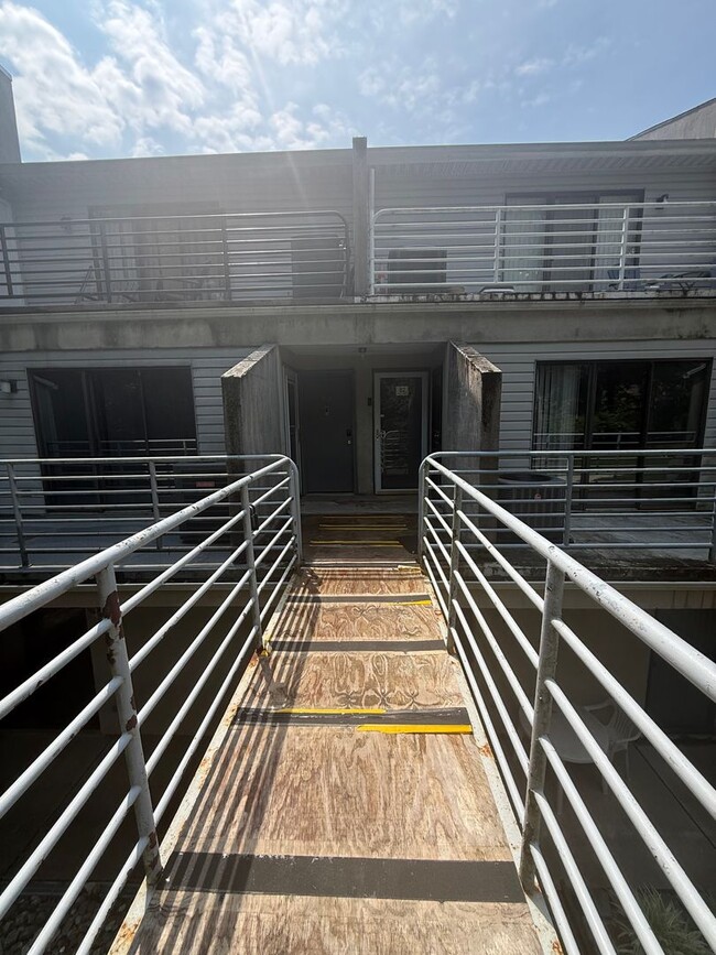 Building Photo - Fresh Paint and Updated Condo in Parkville MD!