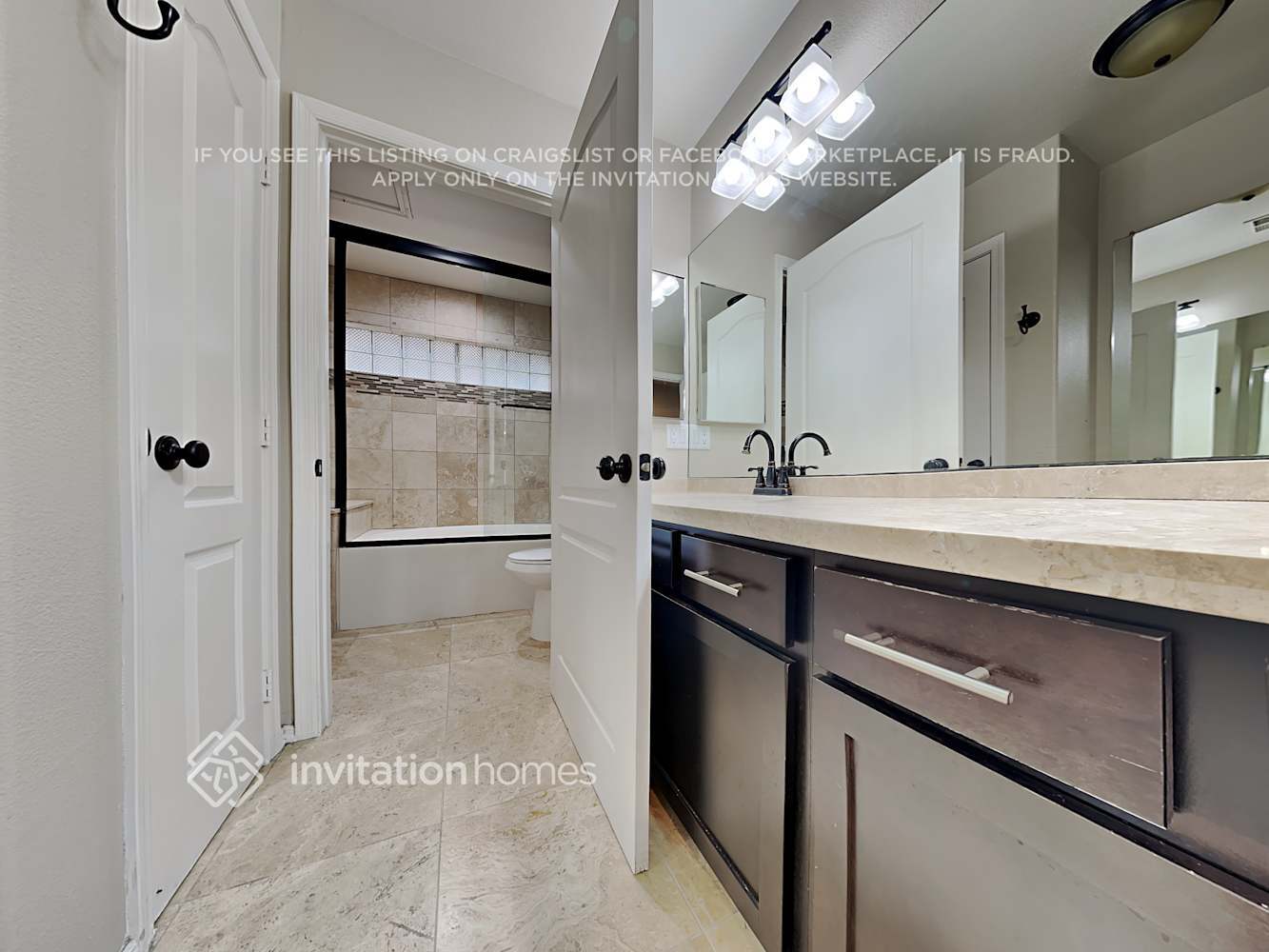 Building Photo - 8460 Del Vista Ct