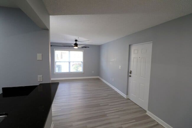 Building Photo - Newly renovated first floor condo! 2 bedrooms