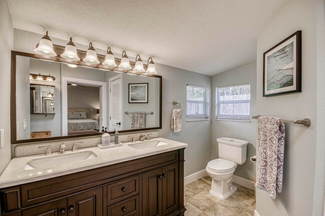 Building Photo - 404 S Caloosahatchee Ave