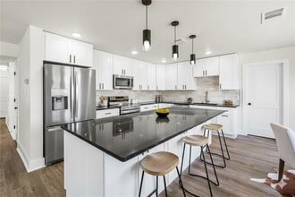 Building Photo - 2003 Carriage Club Dr