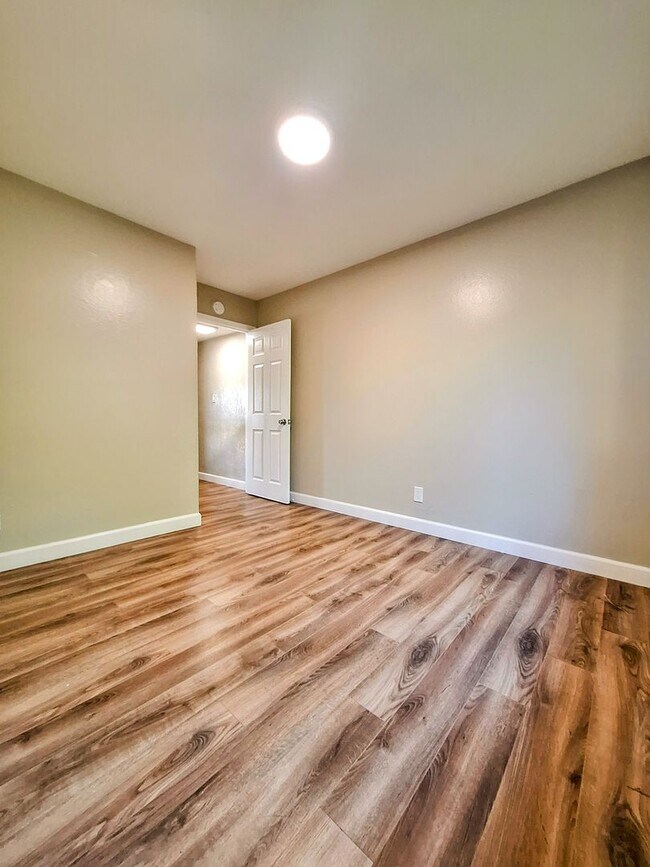Building Photo - Beautiful & Spacious 3bd Townhouse w/Detached Garage