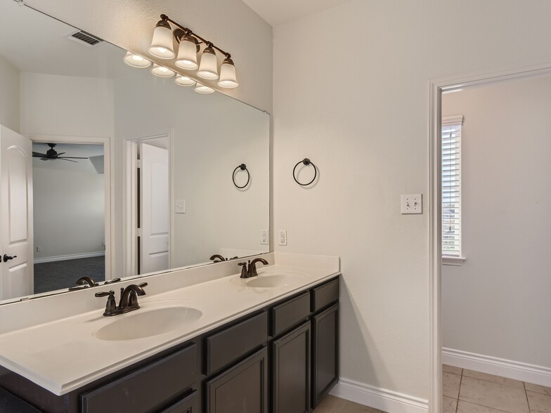 Building Photo - 1533 Treeta Trl