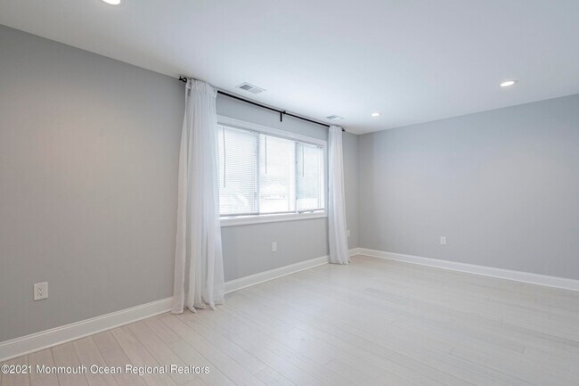 Building Photo - 16 Cypress Ave