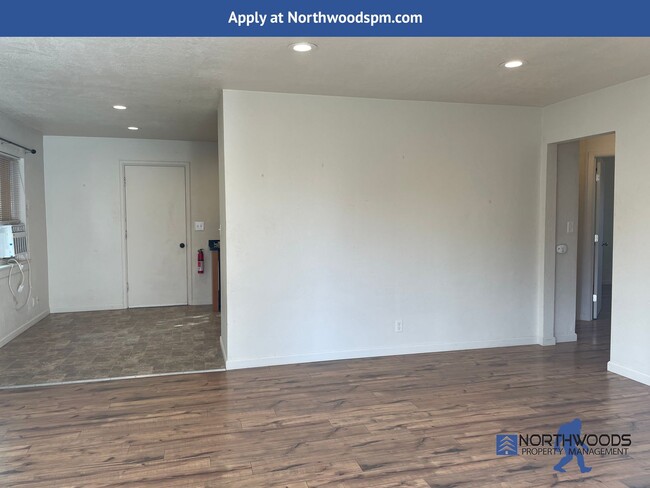 Building Photo - Nice 2 Bedroom 1 Bathroom Duplex-Washer/Dr...