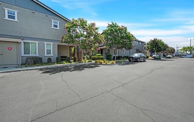 Building Photo - 3404 Fostoria Way