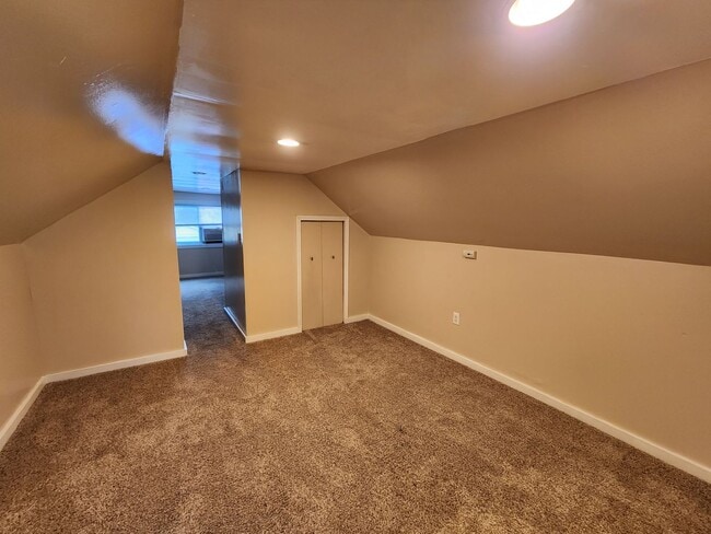 Building Photo - 3 Bedrooms, 1.5 Bath Brick Bungalow with Basement & Large Yard.  Close to UofL.