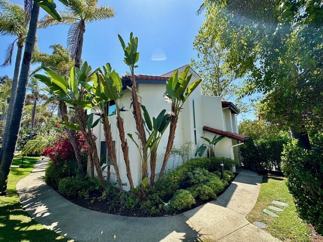 Building Photo - Fully Remodeled unit in the beautiful gate...