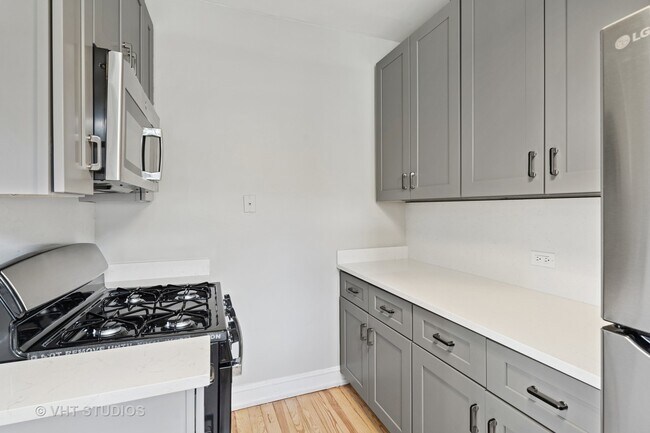 Building Photo - 5953 N Greenview Ave