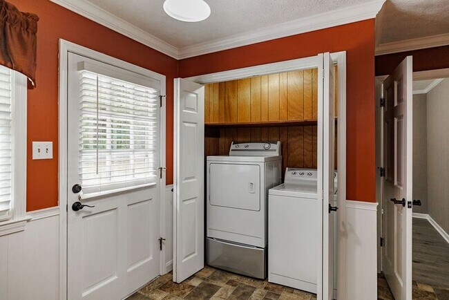 Building Photo - 1110 Maple Cir