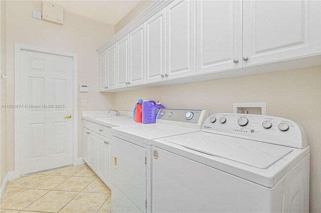 Building Photo - 621 NW 37th Ave