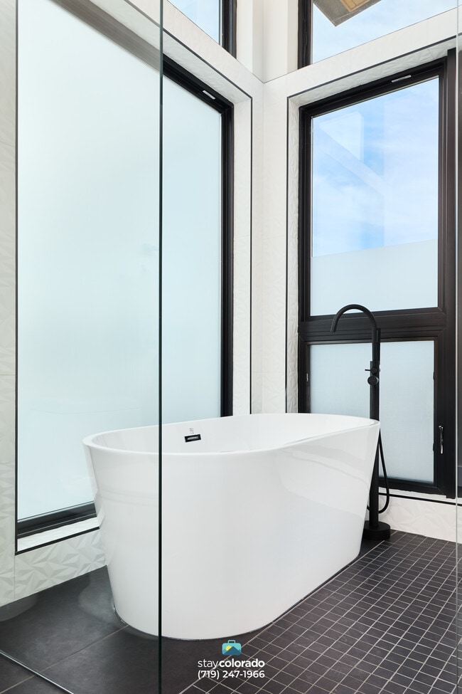 Glenn St - Master Bath - 2248 Glenn St