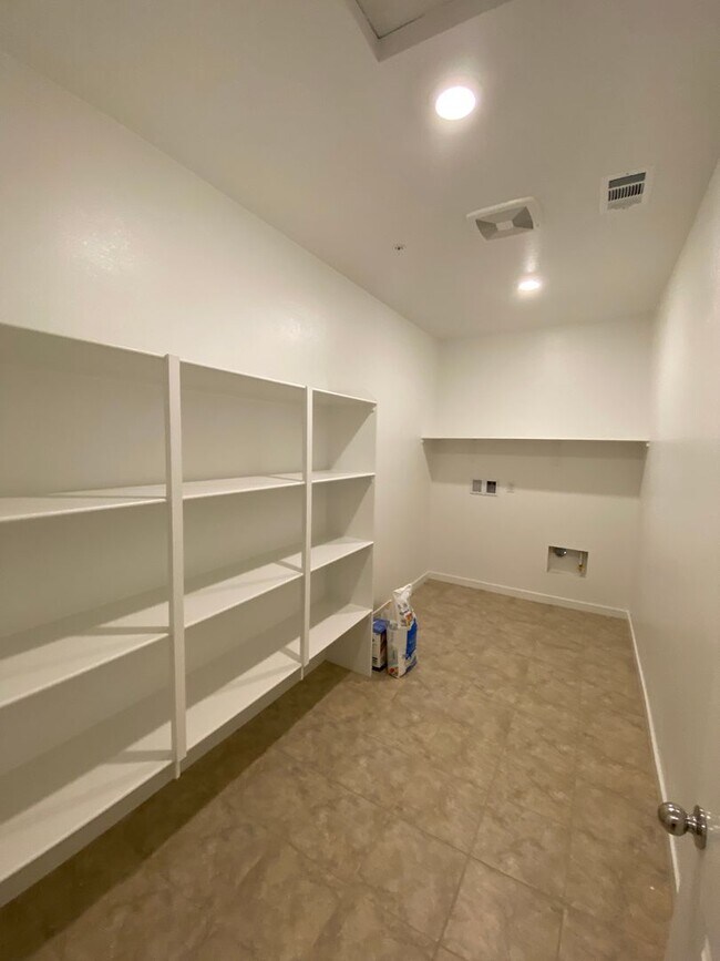 Building Photo - Beautiful Home with Solar