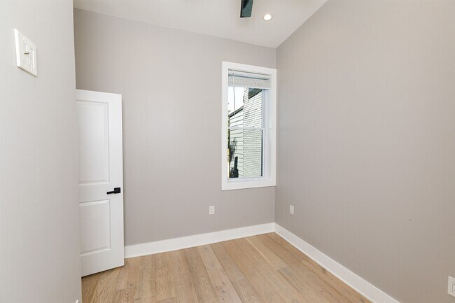 Building Photo - Beautifully Updated 4 Bed/3.5 Bath Row-Hom...
