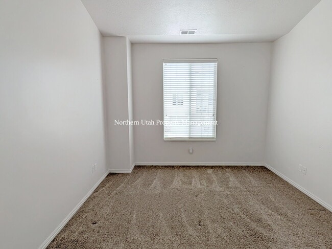 Building Photo - 2 Bed, 2 Bath, Garage, HVAC