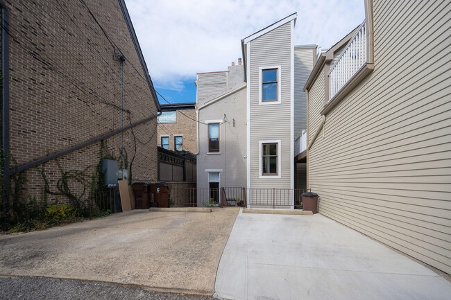 Building Photo - 225 Riverside Dr