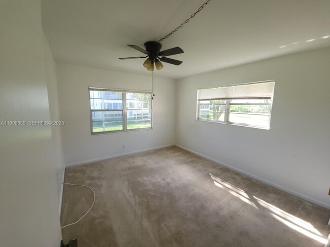 Building Photo - 564 Mansfield M