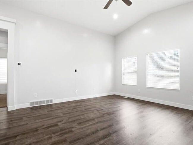Building Photo - S Jordan-Beautiful 5 bed 3 bath family home