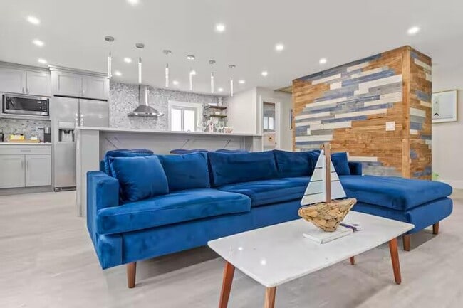 Building Photo - 322 NW 4th Ave