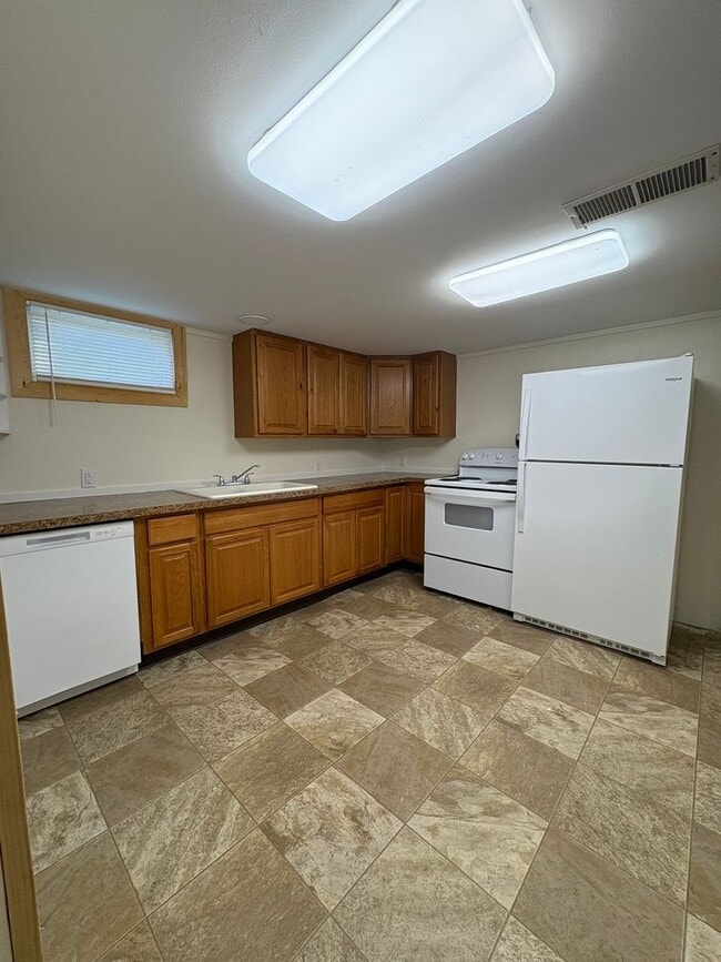 Building Photo - Centrally located 2 bed 1 bath upper level...