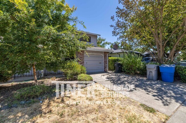 Building Photo - Darling 3 Bedroom Near Downtown - Location...