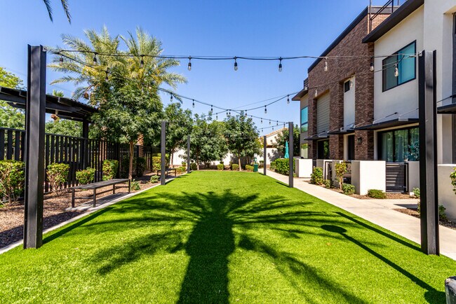 Building Photo - 165 E Lexington Ave