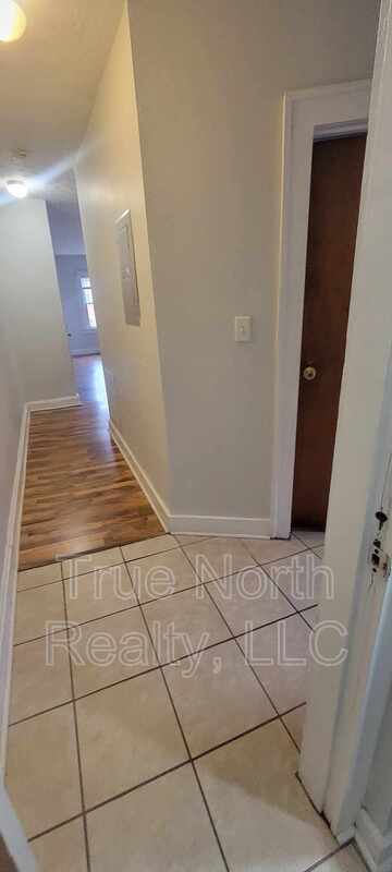 Building Photo - 1683 1/2 Oak Street