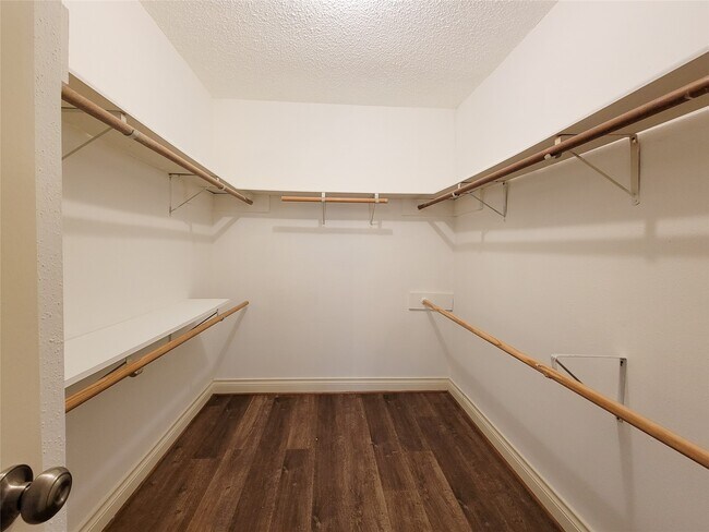 Building Photo - 700 Thicket Ln
