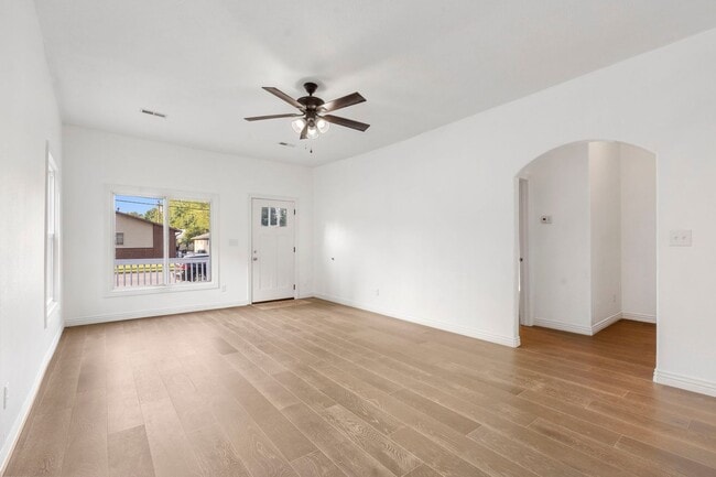 Building Photo - Modern 2 Bed | 1 Bath Home