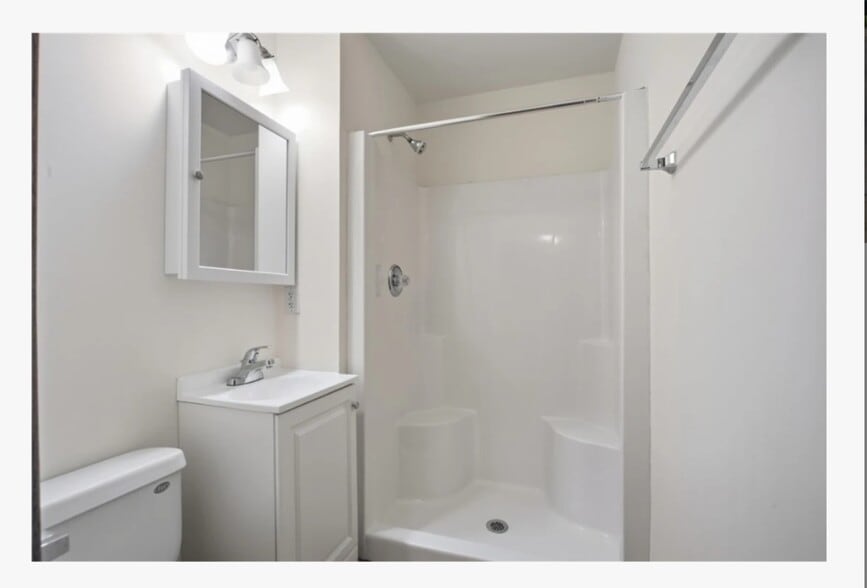 Bath 2 - 908 Buchanan Ave