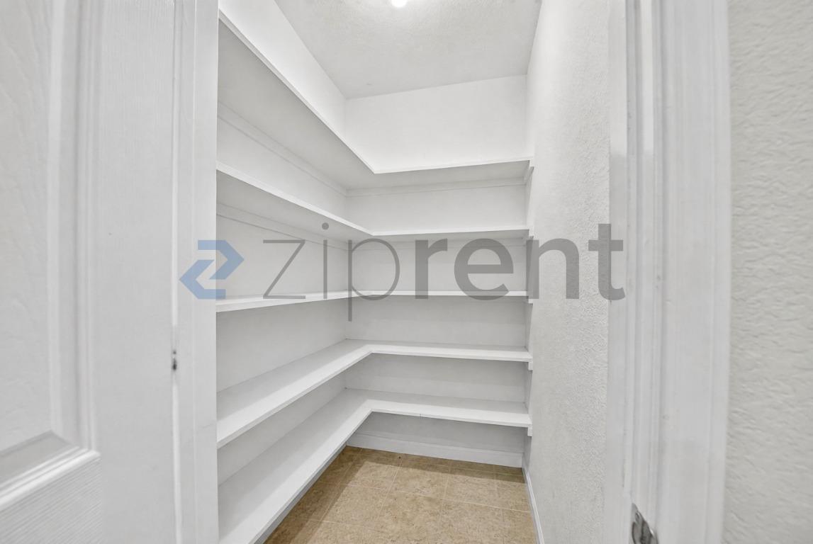 Building Photo - Unit
