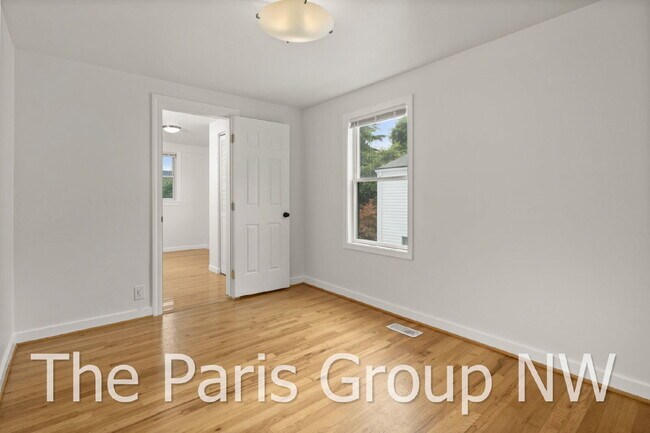 Building Photo - Delightful Magnolia 4br Remodel * Walkable Salmon Bay Location, Central Yet Quiet