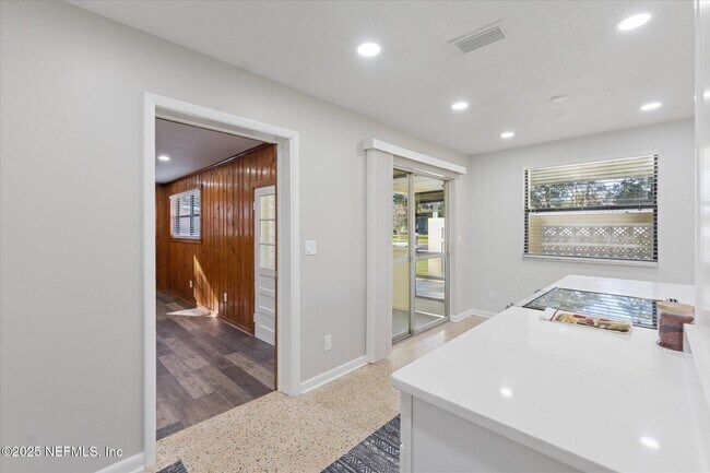 Building Photo - 863 Westgate Dr