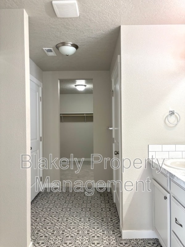 Building Photo - 645 SW Inby St
