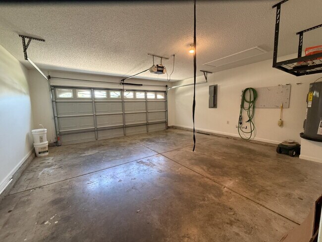 Building Photo - "Discover Comfort and Charm: Spacious 3-Bed, 2-Bath Home in Huntsville's Desirable Locale!"
