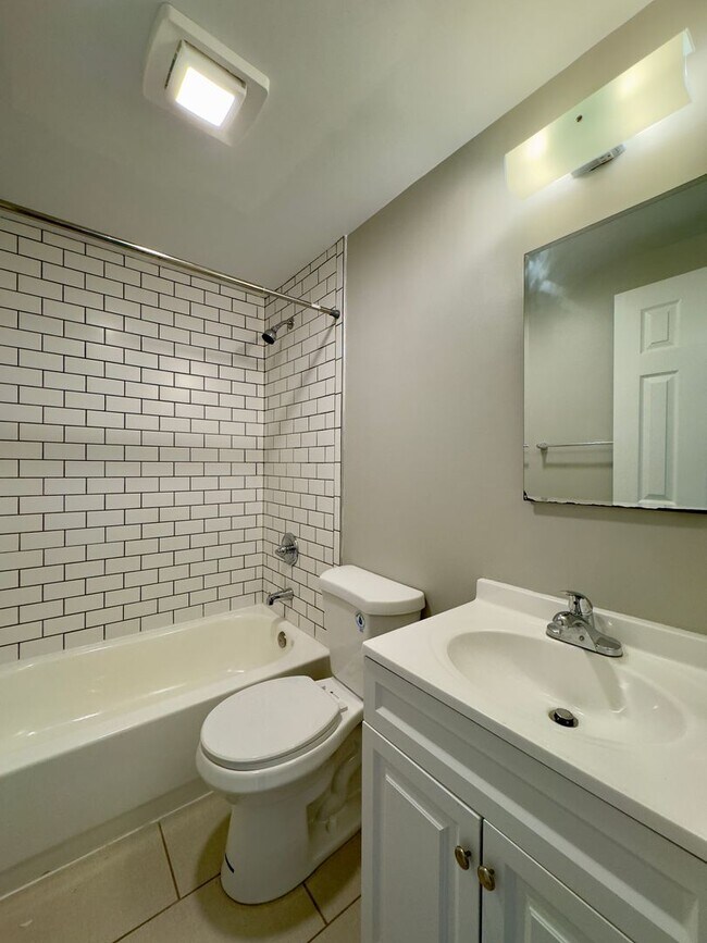 Building Photo - Charming 2 Bedroom/1 Bathroom Townhome in ...