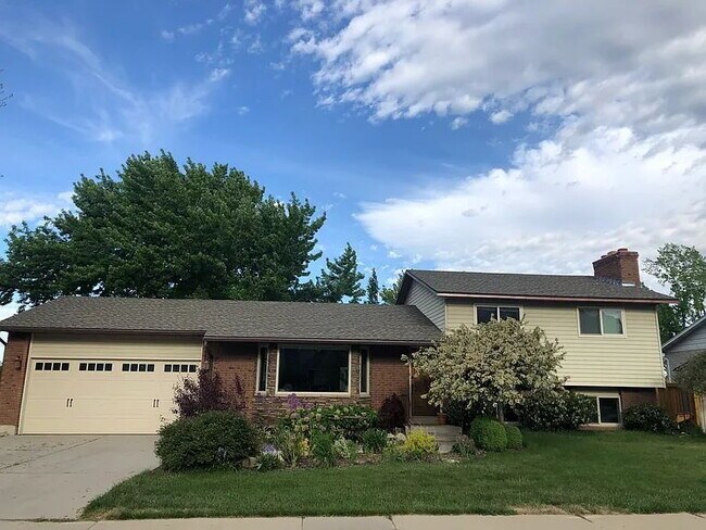 Building Photo - Spacious 4-Bedroom Home with Mountain View...
